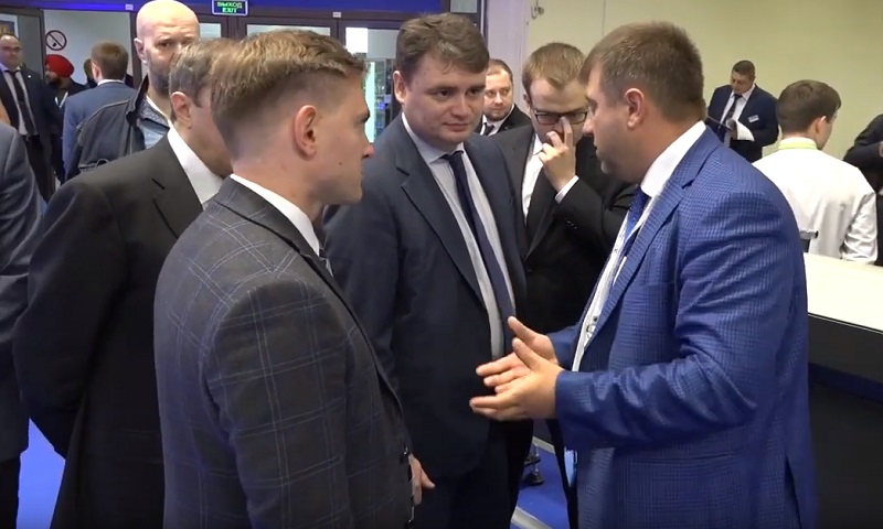 заместитель Министра промышленности и торговли Российской Федерации Василий Сергеевич Осьмаков посетил стенд ГК ФИНВАЛ 